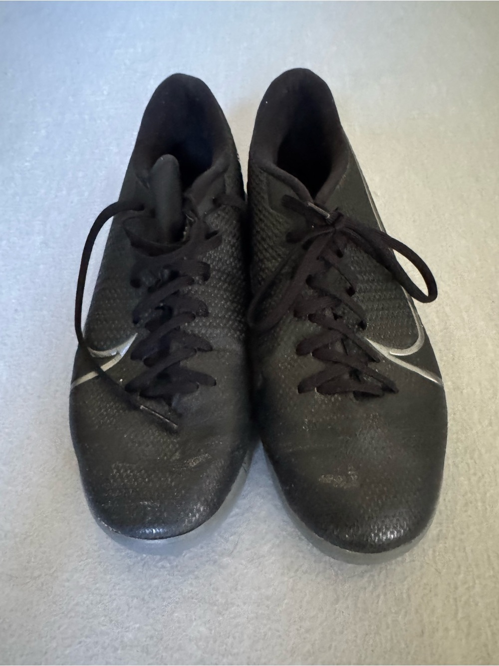 Nike Men's Black Athletic Lace-Up Trainers with Subtle Silver Swoosh